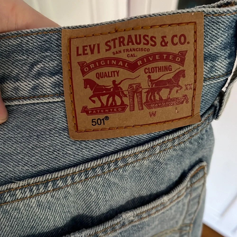 Cutest Light Wash Cutoff Levi’s Shorts With Floral Eyelet Detail! - Picture 10 of 12